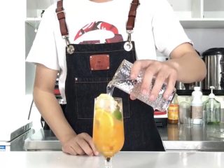 6、无酒精鸡尾酒，让你轻松尬过战斗民族！,沿冰块倒入气泡水