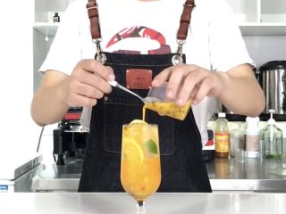 7、无酒精鸡尾酒，让你轻松尬过战斗民族！,加入百香果果肉