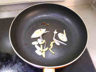 3、沙茶面,热锅入橄榄油10ml，小火煸香葱姜蒜、花椒~