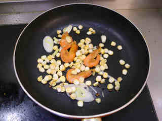 4、沙茶面,放入玉米粒儿及油爆大虾，颠勺翻炒2分钟~