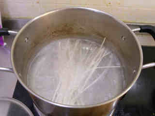 7、沙茶面,另起一锅烧水，水开后下面~