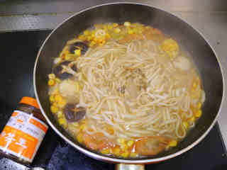 9、沙茶面,捞入煮至7成熟的面，搅动后盖锅焖煮2分钟~