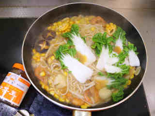 11、沙茶面,放入掰好的奶白菜叶，稍微焯一下，关火起锅~