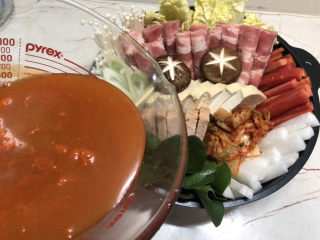 11、部队火锅,倒出后按说明书配比加上水，搅拌均匀倒入火锅中