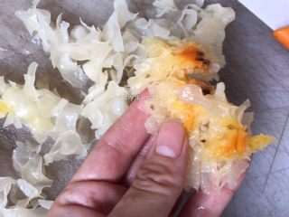 1、雪梨银耳粥,泡发的银耳去掉黄蒂