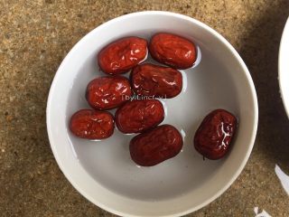 3、雪梨银耳粥,将红枣洗净