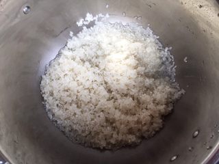 6、雪梨银耳粥,将大米洗净