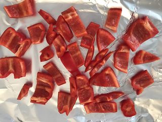 2、猕猴桃烤猪小排,两个甜椒切小块放烤盘，进入预热130度烤箱烤干甜椒。