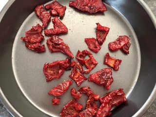 3、猕猴桃烤猪小排,烤二个多小时就烤干了，每家烤箱不一样，可以自己调节温度和时间，温度宜低不宜高，高了会烤焦。