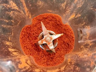 4、猕猴桃烤猪小排,甜椒干放料理机打成粉末。