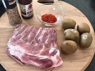 5、猕猴桃烤猪小排,肉洗净沥干，来张全家福。