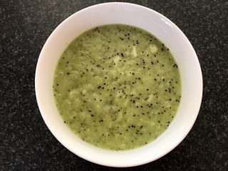 6、猕猴桃烤猪小排,猕猴桃用料理机打成泥状。