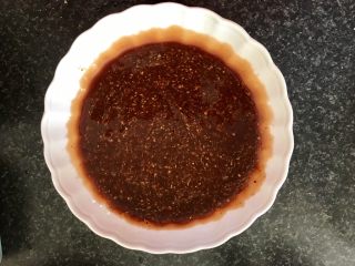 7、猕猴桃烤猪小排,30克香料和烤肉酱拌匀。