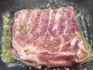 8、猕猴桃烤猪小排,猕猴桃汁均匀涂抹两面。