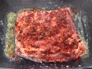 9、猕猴桃烤猪小排,再把甜椒粉均匀涂抹两面。