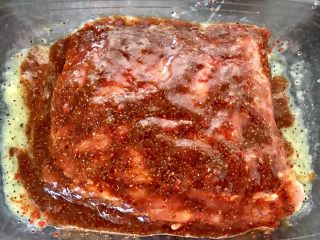 10、猕猴桃烤猪小排,再把混合好的烤肉酱均匀涂抹两面。