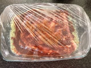 11、猕猴桃烤猪小排,保鲜膜密封冰箱冷藏至少两小时，时间越久越入味。