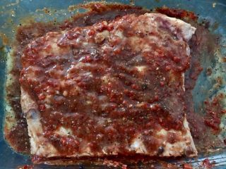 12、猕猴桃烤猪小排,取出腌好的肉放入预热175度的烤箱中层烤半小时后取出翻面，把盘中酱料均匀抹在排骨上，再次入烤箱半小时。