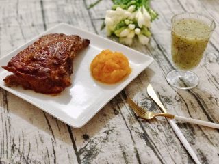 13、猕猴桃烤猪小排,烤好取出两面再抹上烤肉酱（BBQ sauce)，切块配上南瓜泥，猕猴桃汁和朋友们尽情享用吧。多余的猕猴桃泥用温水蜂蜜调了杯猕猴桃汁，配肉正好，促进消化。
