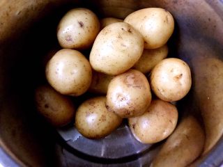 1、麻辣鲜香孜然小土豆,小土豆洗干净泥