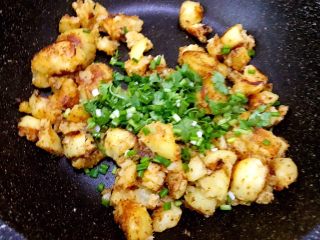 14、麻辣鲜香孜然小土豆,撒上葱花和香菜