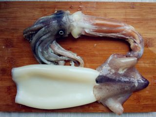 2、炸鱿鱼圈,去除头部、内脏和透明的软骨，撕掉表皮