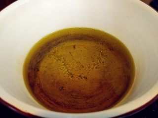 6、炸鱿鱼圈,油放在小锅中烧至四五成热，就是插入筷子，筷子头有小气泡冒出，大约100度左右的样子