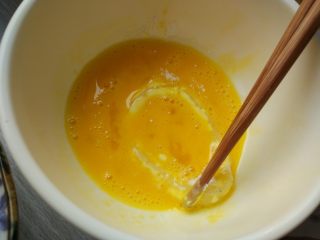 8、炸鱿鱼圈,在蛋液中再滚一下