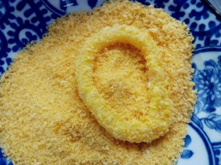 9、炸鱿鱼圈,最后在面包糠中蘸满，抖掉多余的部分