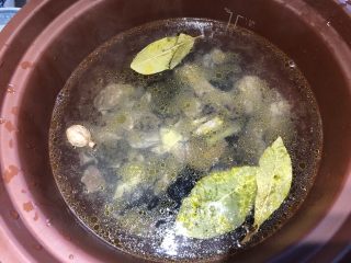 6、冬日滋补汤|姬松茸炖乌鸡,把紫砂锅插上电,选择营养汤模式,3个小时