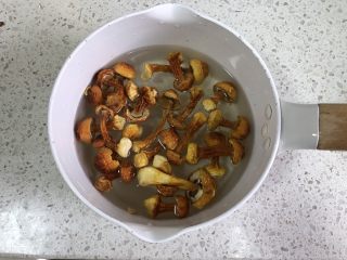 7、冬日滋补汤|姬松茸炖乌鸡,炖汤的时候来准备姬松茸,清洗干净,冷水泡发