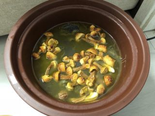 8、冬日滋补汤|姬松茸炖乌鸡,汤炖到还剩1个半小时的时候,倒入泡好的姬松茸,继续盖上盖子炖煮