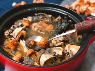 11、冬日滋补汤|姬松茸炖乌鸡,姬松茸的味道真是不错呢~~