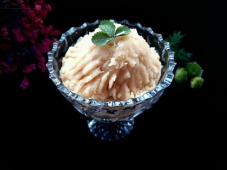 1、Diy月饼馅料～莲蓉馅,莲子清热败火，用它来做月饼更加的健康，养生，而且莲蓉口感细腻，令人回味无穷！