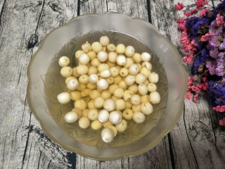 2、Diy月饼馅料～莲蓉馅,莲子浸泡两个小时左右