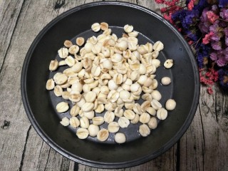 3、Diy月饼馅料～莲蓉馅,泡好的莲子去芯洗干净。