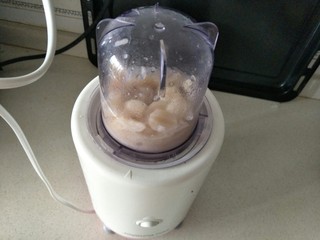 9、Diy月饼馅料～莲蓉馅,煮好的莲子放入料理机打成蓉