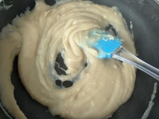 15、Diy月饼馅料～莲蓉馅,小火不断用硅胶刮刀翻炒，防止结底