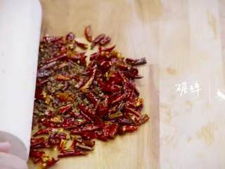4、山城毛血旺,将炒好的干辣椒和花椒粒,切碎成末