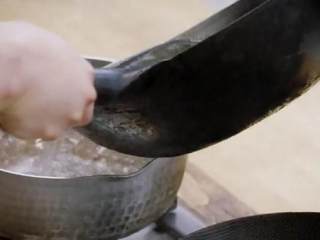 9、山城毛血旺,热锅,倒入煮开的水