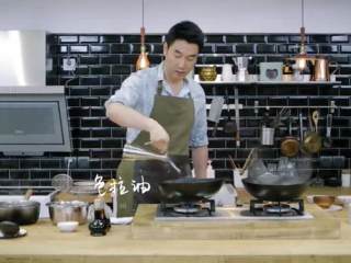 13、山城毛血旺,热锅,倒油,倒入花椒粒、干辣椒、豆芽和莴笋翻炒后放置一旁