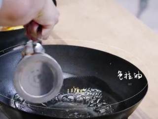 16、山城毛血旺,热锅,倒油,放入干辣椒