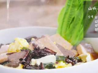 18、山城毛血旺,调至大火,浇油