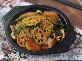 6、鲜香扑鼻的麻辣香锅,加入盐，翻炒均匀即可