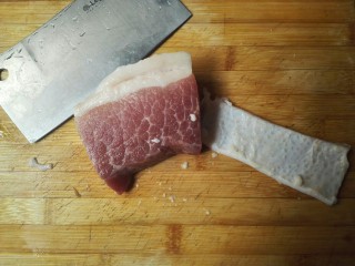 1、糯米丸子,猪肉洗净去皮。