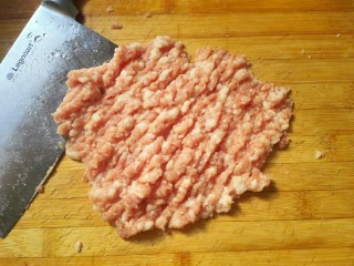2、糯米丸子,剁成肉馅。
