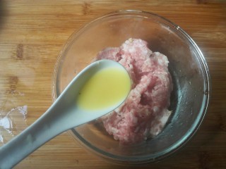 3、糯米丸子,加入一勺姜汁。