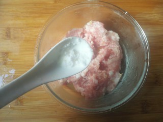 4、糯米丸子,加入适量盐。