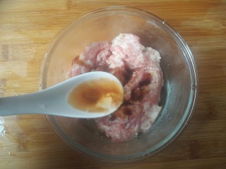 6、糯米丸子,加入一勺料酒。