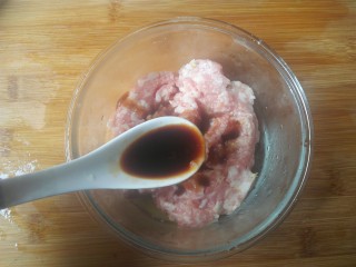 7、糯米丸子,加入一勺酱油。